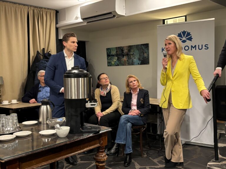Ministerit ja kansanedustajat kokoontuivat Porvoon Cafe Cabriolen talvipuutarhaan